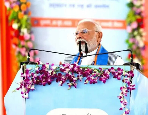 सीवान रैली में गरजे पीएम मोदी, कहा – पंजा और लालटेन वालों को सिर्फ परिवार का विकास चाहिए